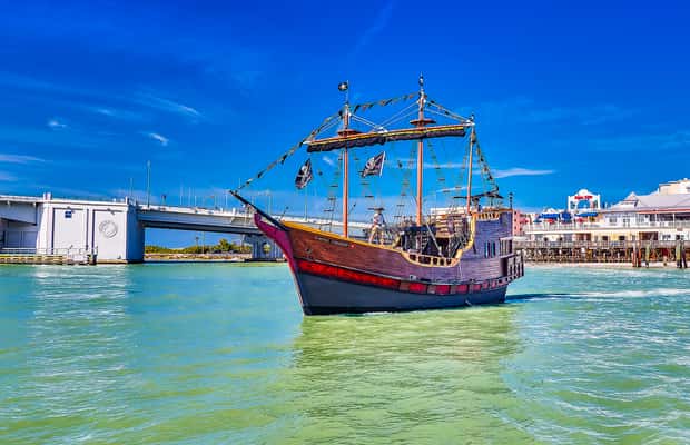 imagem n.1 de Praia da Madeira: Cruzeiro Aventura Pirata atividade em Madeira Beach, carregada pelo fornecedor