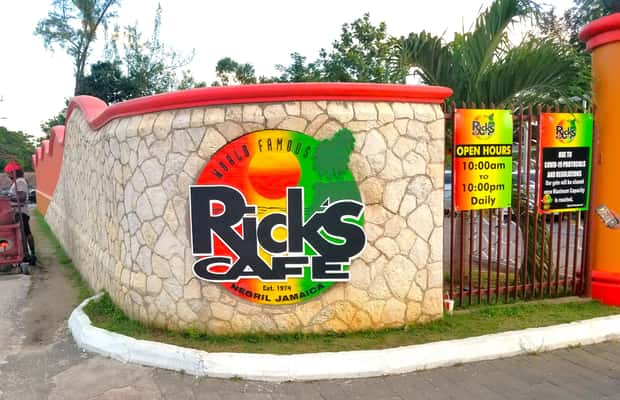 imagem n.1 de De Runaway Bay: Negril Beach e Rick's Cafe Trip by Van atividade em Negril, carregada pelo fornecedor