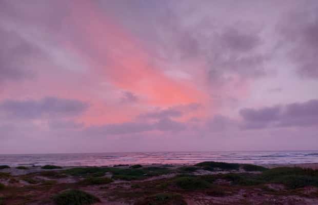 imagem n.1 de Santa Maria: caminhada costeira guiada e nascer do sol na Costa de Fragata atividade em Santa Maria, Cabo Verde, carregada pelo fornecedor