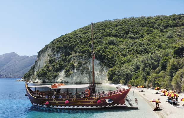 afbeelding n.1 van Nydri: zeilen door de geschiedenis. Dagelijkse cruise met strandbarbecue activiteit in West-Griekenland, geüpload door aanbieder