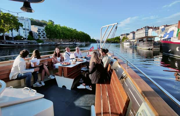 Image N°1 de Lyon : Croisière en ville avec charcuterie, fromage et vin activité à Bourgogne-Franche-Comté, publiée par le prestataire