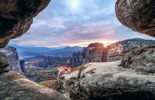imagem n.1 de Meteora: Caminhada ao pôr do sol até as cavernas secretas atividade em Kalambaka, carregada pelo fornecedor