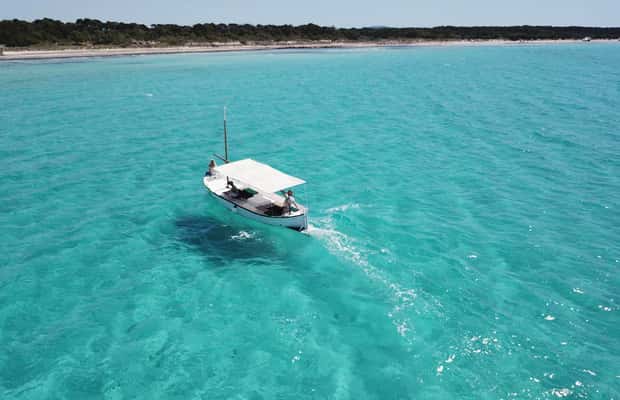 bild nr.1 av Mallorca: Privat båttur till södra stränderna i Llaut aktivitet i Ses Covetes, uppladdad av arrangören