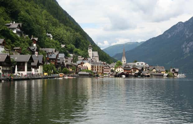 imagem n.1 de Viena: Viagem de um dia a Hallstatt, Salzburgo, Melk, Alpes e Lagos atividade em Alta Áustria, carregada pelo fornecedor