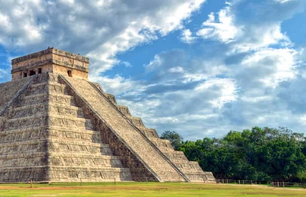 imagem n.1 de Chichen Itza: Excursão a pé guiada atividade em Península de yucatán, carregada pelo fornecedor