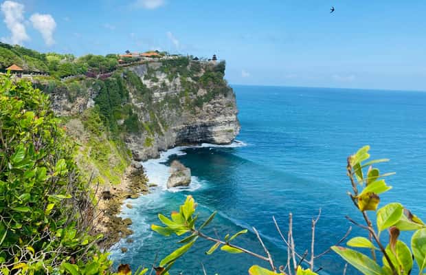 imagem n.1 de Bali: Passeio pela praia e pelo templo ao pôr do sol com show de dança do fogo atividade em Bali, carregada pelo fornecedor