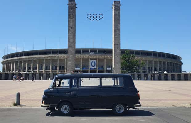 Immagine nº 1 di Berlino: Tour panoramico privato di 2 ore in un classico furgone della DDR attività a Berlino, caricata dal fornitore