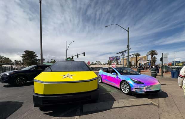 imagem n.1 de Sinal de Hollywood Tesla X, Spyder ou Cybertruck Tour 2h-2 paragens atividade em Los Angeles, carregada pelo fornecedor