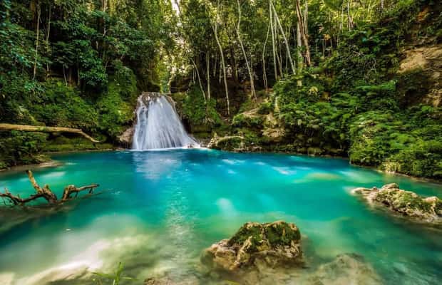 imagem n.1 de Ocho Rios: Blue Hole, White River Tubing e passeio a cavalo atividade em Jamaica, carregada pelo fornecedor