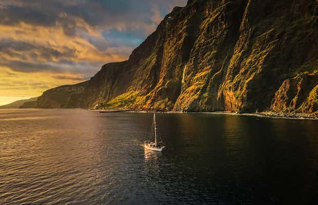 Immagine nº 1 di Funchal: tour in barca a vela al tramonto attività a Câmara de Lobos, caricata dal fornitore