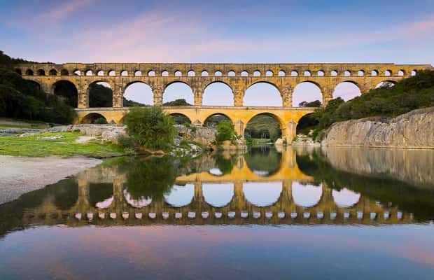 imagem n.1 de De Avignon: excursão de dia inteiro ao melhor da Provença atividade em Nimes, carregada pelo fornecedor