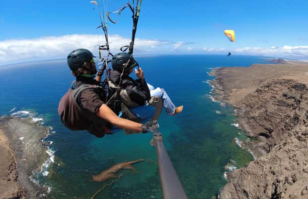 Immagine nº 1 di Lanzarote: Volo in parapendio tandem su Lanzarote attività a Caleta de Famara, caricata dal fornitore
