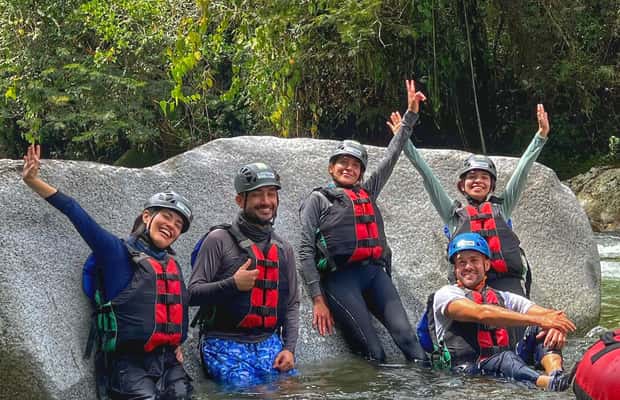 imagem n.1 de Medellín: TUBING NO RIO GUATAPÉ atividade em Guatapé, carregada pelo fornecedor