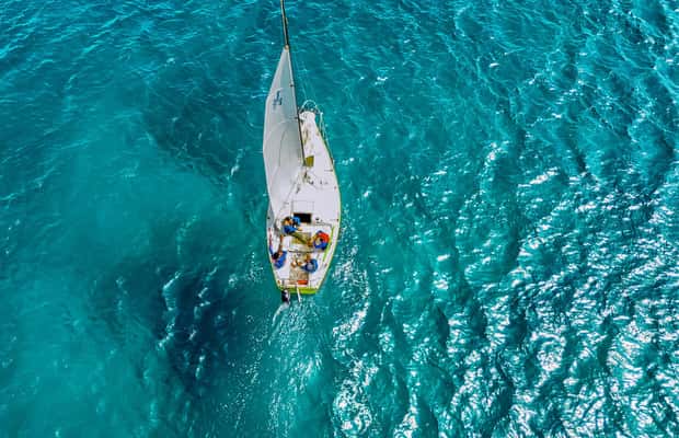 imagem n.1 de Corra contra o vento: aventura de velejar em J/24 em Barbados atividade em Bridgetown, carregada pelo fornecedor