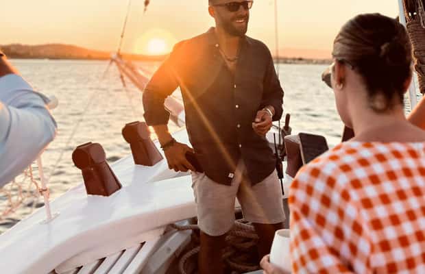 Immagine nº 1 di Corfù: Crociera al tramonto su una barca classica con cocktail e snack attività a Corfù (città), caricata dal fornitore