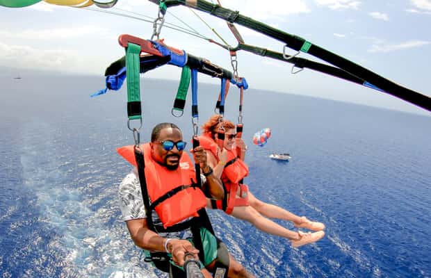 imagem n.1 de Montego Bay: Aventura de Jet Car e Parasailing atividade em Montego Bay, carregada pelo fornecedor