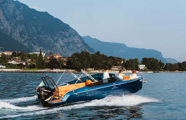 imagen n.º 1 de Lago de Como: Tour en barco privado con capitán y bebidas actividad en Varenna, subida por el proveedor