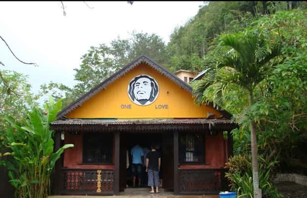 imagem n.1 de De Montego Bay: Bob Marley 9 milhas e passeio pelas cataratas do rio Dunns atividade em Ocho Rios, carregada pelo fornecedor