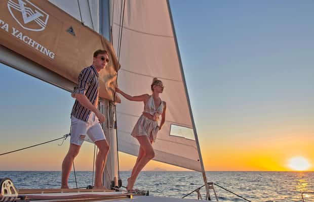 imagem n.1 de Cruzeiro Santorini Gold Catamaran com snorkel, churrasco e bar aberto atividade em Vlichada, carregada pelo fornecedor