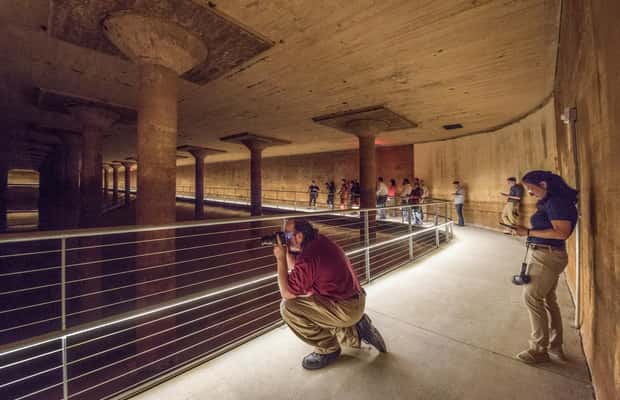 imagem n.1 de Houston: Visita experimental à cisterna do parque Buffalo Bayou atividade em Houston, carregada pelo fornecedor