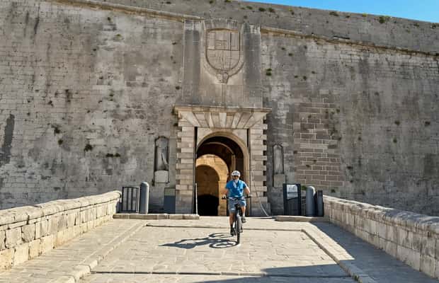 Image N°1 de Ibiza E-Bike Tour : Découvrez Ibiza depuis le terminal de croisière activité à Ibiza (ville), publiée par le prestataire