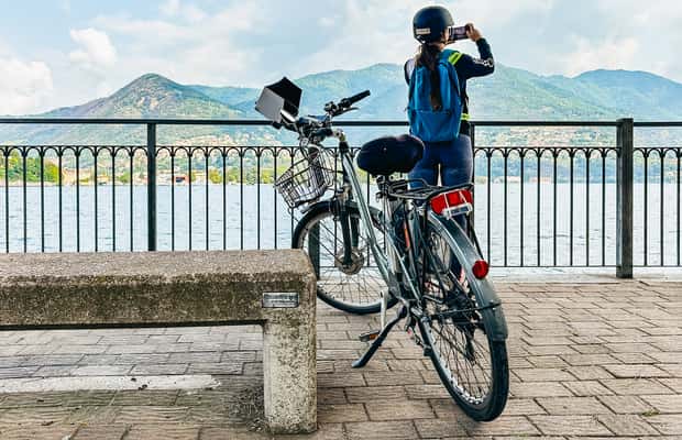 imagem n.1 de Lago Como: passeio de eBike com guia ao vivo, capacete eletrônico e iPad atividade em Lombardia, carregada pelo fornecedor