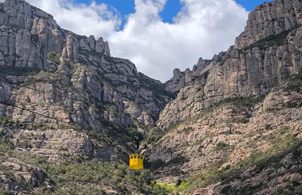 Immagine nº 1 di Tour per piccoli gruppi a Montserrat con treno e funivia attività a Catalogna, caricata dal fornitore