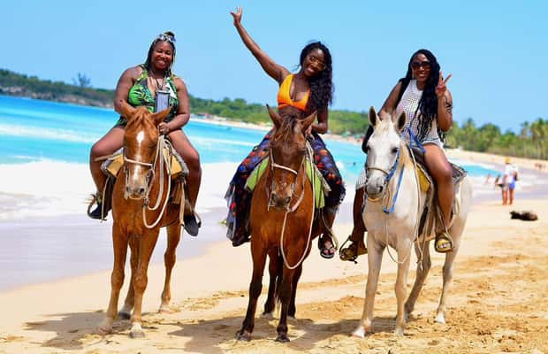 imagem n.1 de Punta Cana: Passeio a cavalo na praia com serviço de busca atividade em Punta Cana, carregada pelo fornecedor