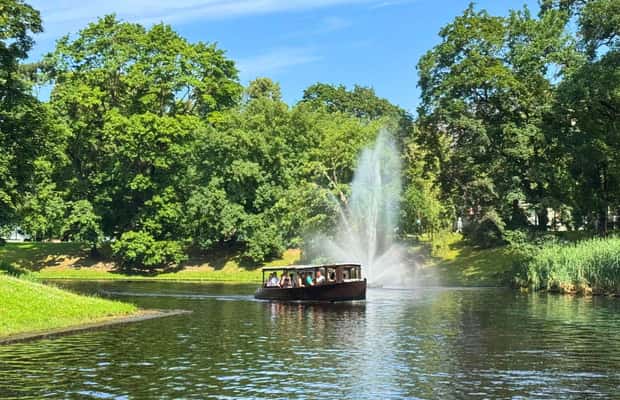 Bild Nr. 1 von Riga: Kanal- und Flussbootstour mit Getränk und Audioguide Aktivität in Riga, hochgeladen vom Anbieter