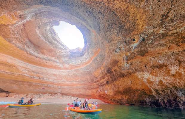 imagem n.1 de Benagil: Passeio de caiaque guiado por cavernas, enseadas e praias secretas atividade em Benagil, carregada pelo fornecedor