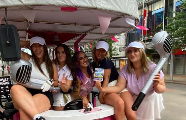 foto no. 1 dari aktivitas Belfast: Tur Golf Pub 2 Jam dengan Sepeda Pesta di Kota Belfast, diunggah oleh pemasok