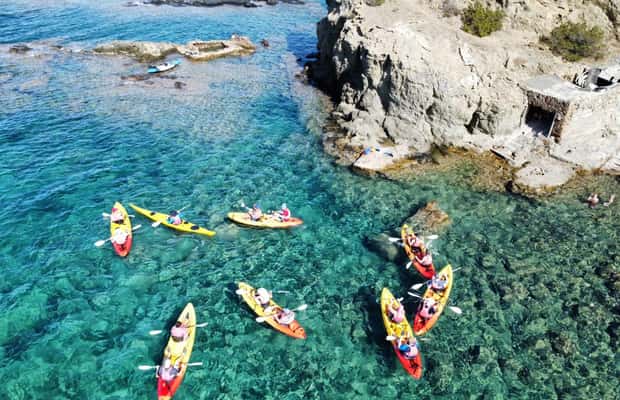 imagem n.1 de Es Figueral: Tour guiado de caiaque e mergulho com snorkel atividade em Ilhas Baleares, carregada pelo fornecedor