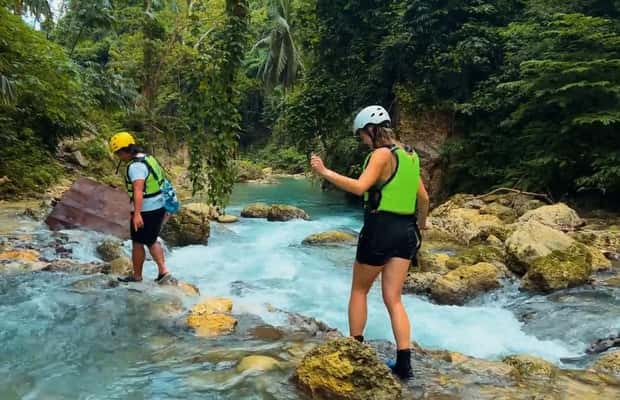 imagem n.1 de Cebu: Excursão de canyoning às cataratas de Kawasan com tirolesa atividade em Badian, carregada pelo fornecedor