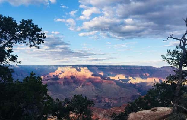 imagem n.1 de Las Vegas: Excursão de 2 dias em SUV ao Grand Canyon e ao Antelope Canyon atividade em Kingman, carregada pelo fornecedor