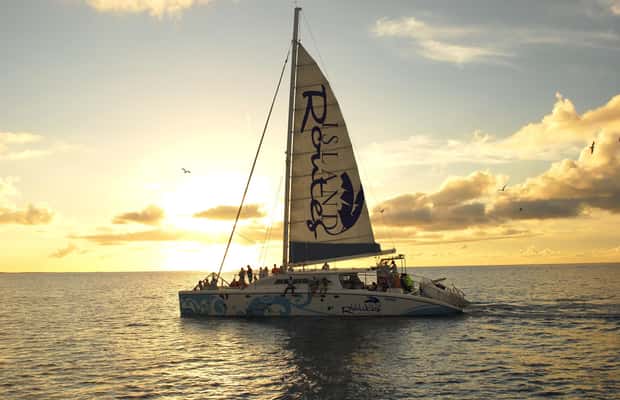 imagem n.1 de Montego Bay: cruzeiro de catamarã Reggae Sunset atividade em Montego Bay, carregada pelo fornecedor