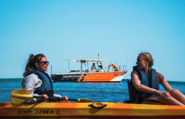 imagen n.º 1 de Desde Lagos: Excursión en kayak desde catamarán por las cuevas de Ponta da Piedade actividad en Lagos, Portugal, subida por el proveedor