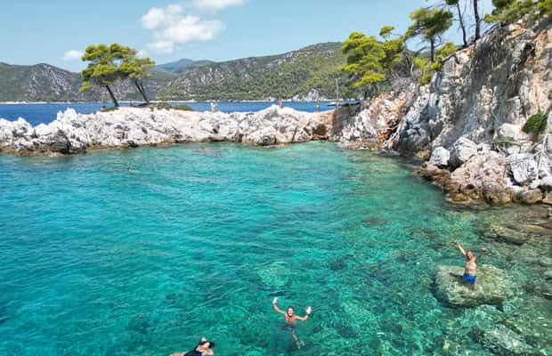 imagen n.º 1 de Skiathos: Crucero privado en lancha rápida por la isla de Skopelos actividad en Tesalia, subida por el proveedor