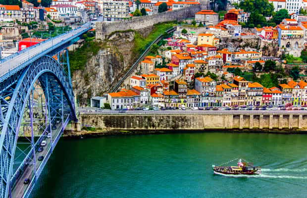 imagem n.1 de Excursão de 1 dia em minibus pela cidade do Porto, prova de vinhos e seis brigadeiros atividade em Porto, Portugal, carregada pelo fornecedor
