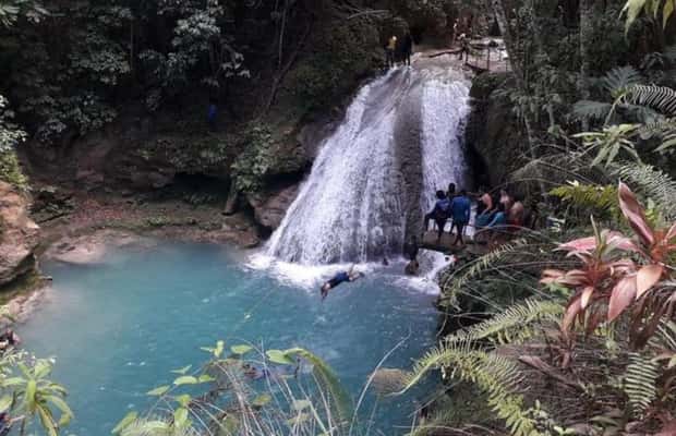 imagem n.1 de De Ocho Rios: Passeio pelo Blue Hole e Dunn's River Falls atividade em Ocho Rios, carregada pelo fornecedor