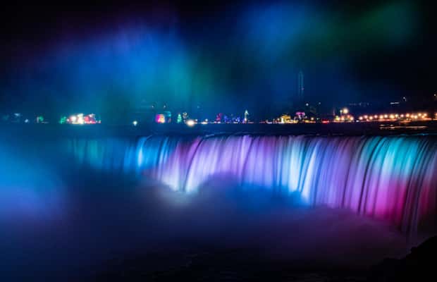Obraz nr 1 z atrakcji Wodospady Niagara, USA: Nocna atrakcja z fajerwerkami w Wodospad Niagara w USA, przesłany przez organizatora