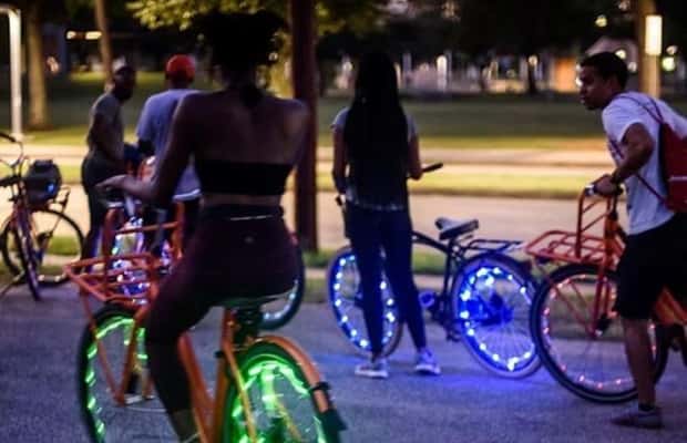 imagen n.º 1 de Houston: Paseo nocturno en bicicleta con luces LED y música actividad en Houston, subida por el proveedor