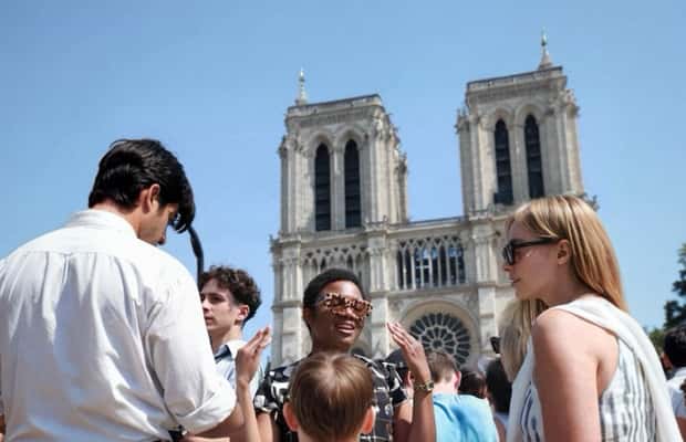 Image N°1 de Visite à pied avec billets réservés pour Notre-Dame et la Sainte-Chapelle en option. activité à Paris, publiée par le prestataire