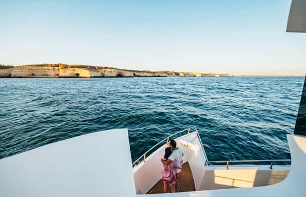 afbeelding n.1 van Vanuit Albufeira: Sunset Cruise en Strand BBQ met Open Bar activiteit in Olhos de Água, geüpload door aanbieder
