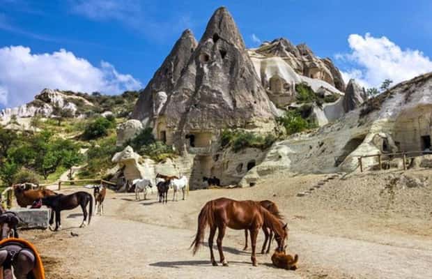 imagem n.1 de Göreme: Tour Privado de Camelo, Olaria, Passeio a Cavalo com Almoço atividade em Avanos, carregada pelo fornecedor