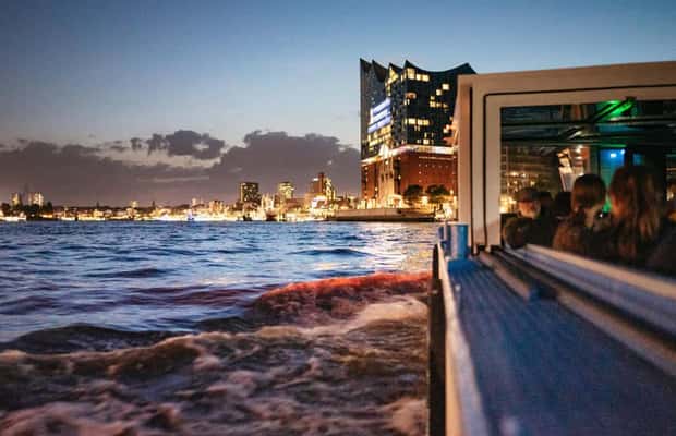 Bild Nr. 1 von Hamburg: 1-stündige Abendfahrt durch den Hafen bei Nacht Aktivität in Hamburg, hochgeladen vom Anbieter