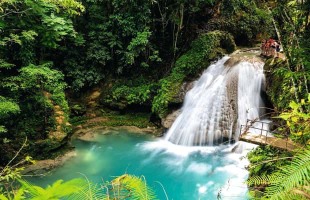 imagem n.1 de Ochos Rios: Dia inteiro em Dunn's River e Blue Hole com almoço atividade em Ocho Rios, carregada pelo fornecedor