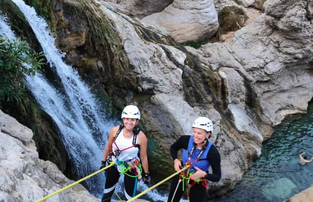 Immagine nº 1 di Muscat: avventura di canyoning nel Wadi Mibam con discesa in corda doppia attività a Regione al-Sharqiyya, caricata dal fornitore