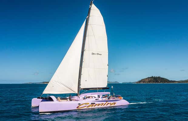 imagem n.1 de Airlie Beach: Whitsundays Full-Day Camira Sailing Adventure atividade em Queensland, carregada pelo fornecedor