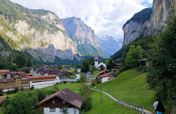 imagen n.º 1 de Interlaken: Recorrido por los lugares más destacados con un lugareño en coche privado actividad en Interlaken, subida por el proveedor
