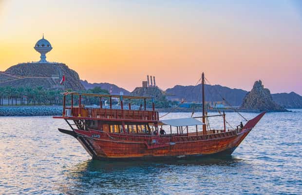Immagine nº 1 di Muscat - Crociera costiera e al tramonto in dhow omanita (2 ore) attività a Mascate, caricata dal fornitore